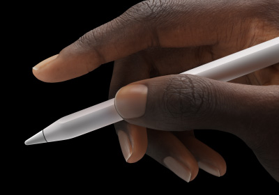 ユーザーがApple Pencil Proを親指と人差し指の間にはさんで持っている。