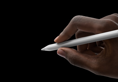 Apple Pencil Proを持って書こうとしているユーザーの手。Apple Pencil Proの先端が、新しいパレットツールのインターフェイスに向けられている。