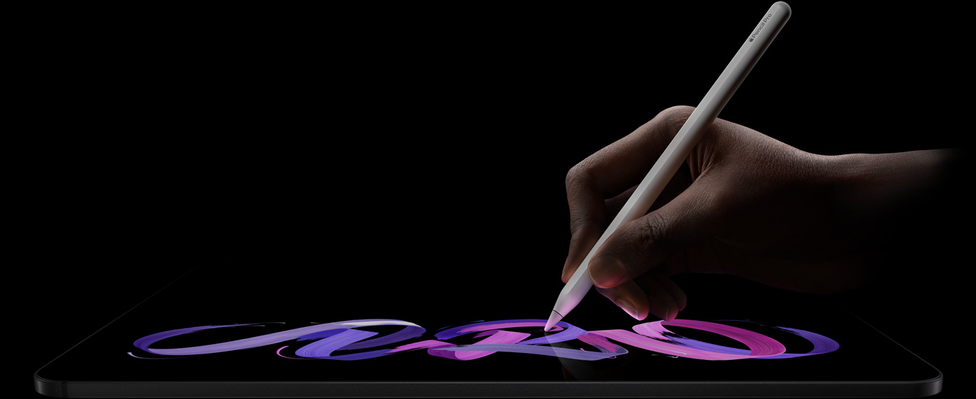 Apple Pencil Pro 的使用者正在 iPad Pro 上繪圖。