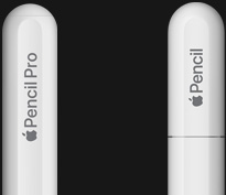 Apple Pencil Pro 圓潤的尾端鐫刻著 Apple Pencil Pro；Apple Pencil USB-C 尾端筆帽鐫刻著 Apple Pencil 字樣。