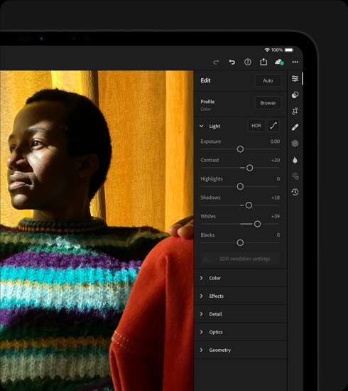 iPad Pro，螢幕顯示一張編輯中的單人照，主角身穿彩色毛衣。