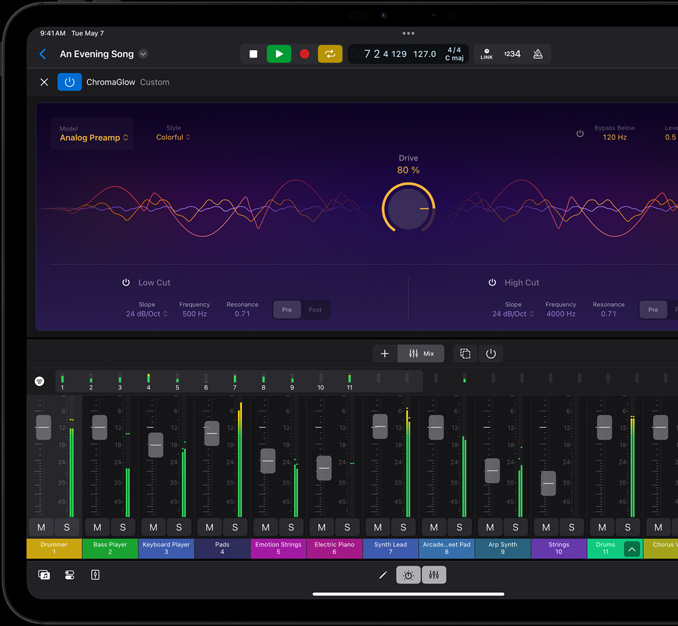 橫向放置的 iPad Pro，螢幕顯示一個音樂專案的混音控制台