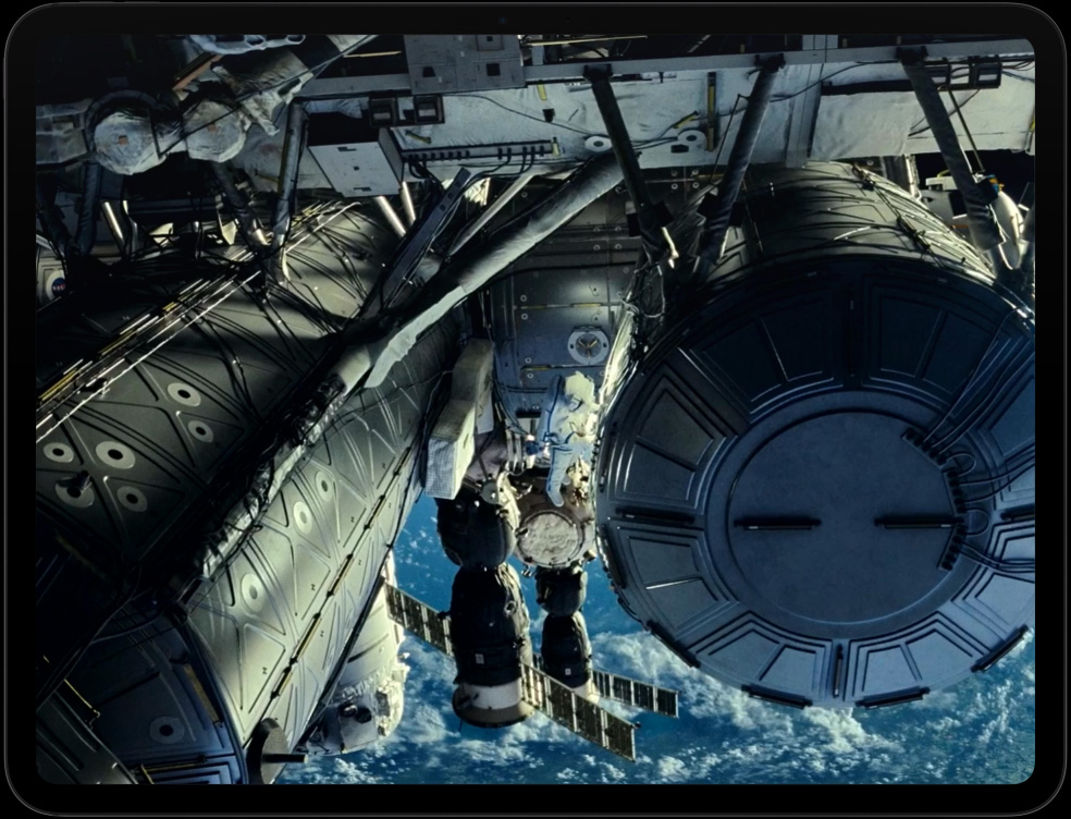 iPad Pro 的螢幕上有一艘太空船。