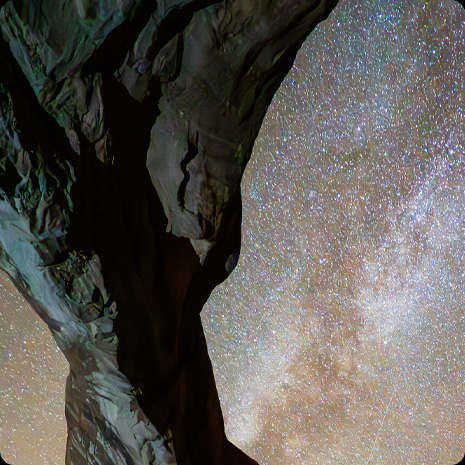 一張背景是星空、前面是岩石結構的相片。