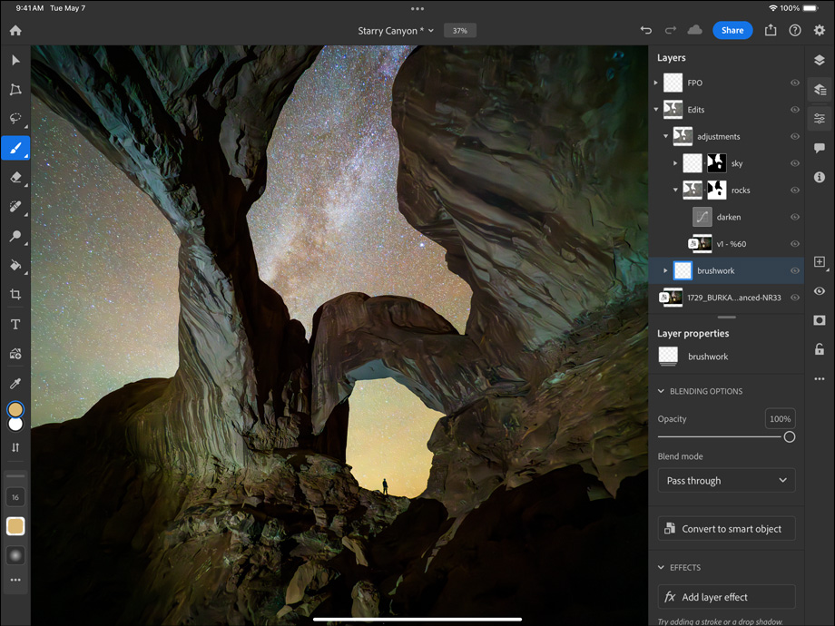 橫向放置的 iPad Pro，展示一張正在編輯的相片，畫面是星空下的峽谷。