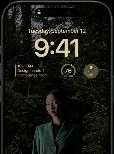 Ecrã Sempre ligado do iPhone 15 Pro a mostrar o ecrã bloqueado com um widget de calendário, um widget de meteorologia e um widget de alarme
