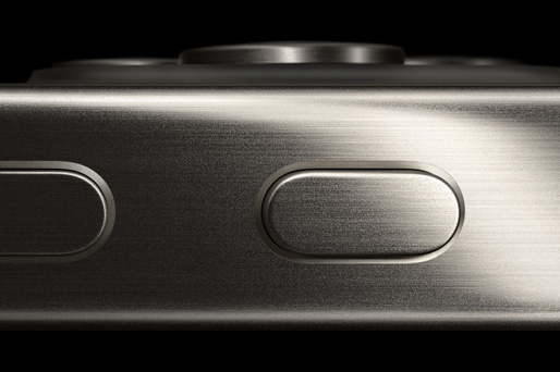 Tampilan samping close-up iPhone 15 Pro yang memperlihatkan lapisan titanium, tombol Tindakan, dan tombol volume naik