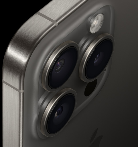 Vista de la parte superior trasera del iPhone 15 Pro que muestra los bordes de titanio