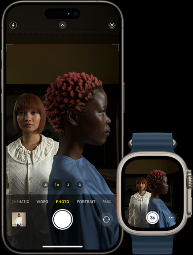 Ta pati 2 moterų nuotrauka, rodoma „iPhone 15 Pro“ ir „Apple Watch Ultra“