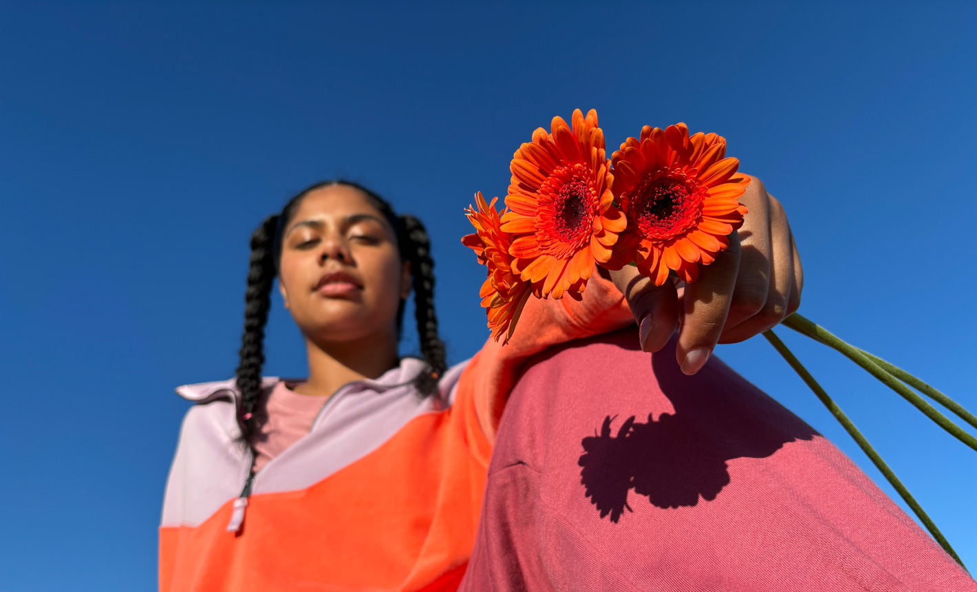 Retrato de una mujer sosteniendo unas flores